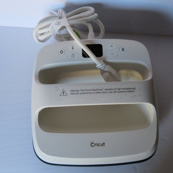 CRICUT EASY PRESS 2 9 X 9 ONE TIME USE ONLY WHITE LIKE NEW - Picture 3 of 11